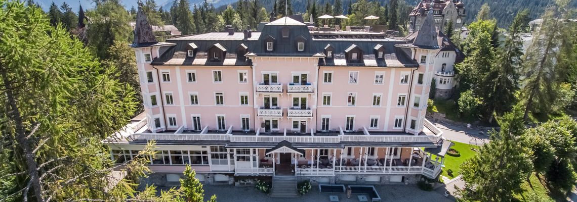 Romantik Hotel Schweizerhof eröffnet  einzigartiges Badehaus in Flims