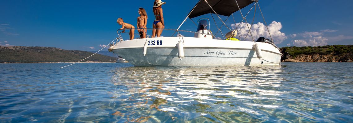 Sandstrand und Taxiboote – Rab etabliert sich als mediterrane Familieninsel in der Adria