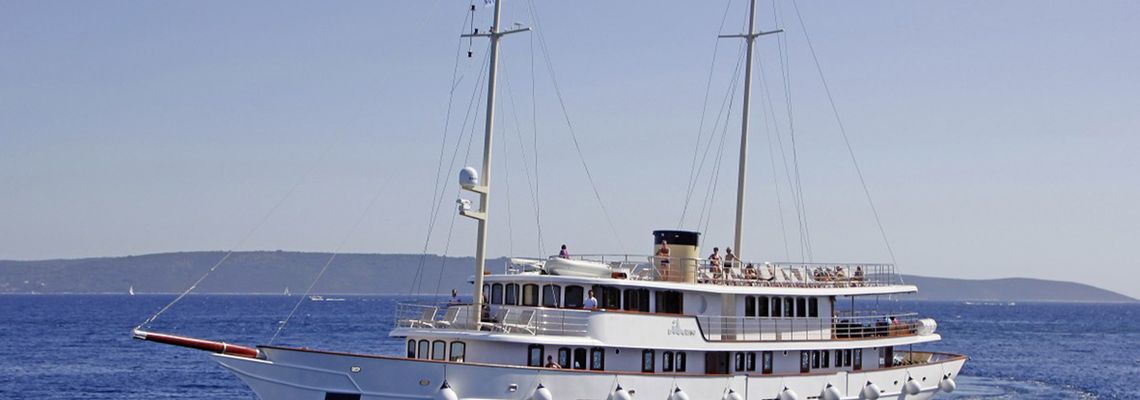 I.D. RIVA TOURS Mit Star-Sommelière Paula Bosch per Schiff zu Kroatiens Inselwinzern
