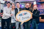 JRE übergibt 20.000 Euro beim Ö3-Weihnachtswunder