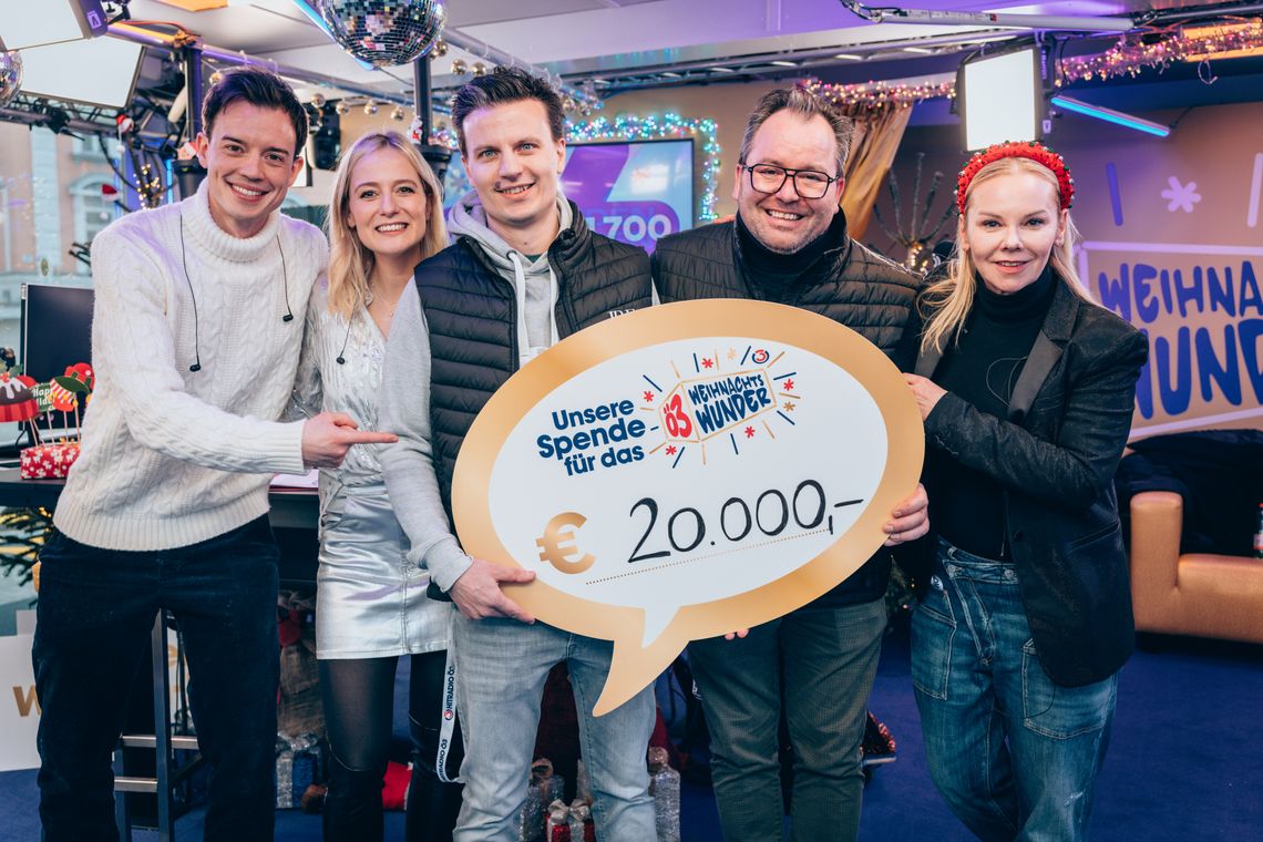 JRE übergibt 20.000 Euro beim Ö3-Weihnachtswunder