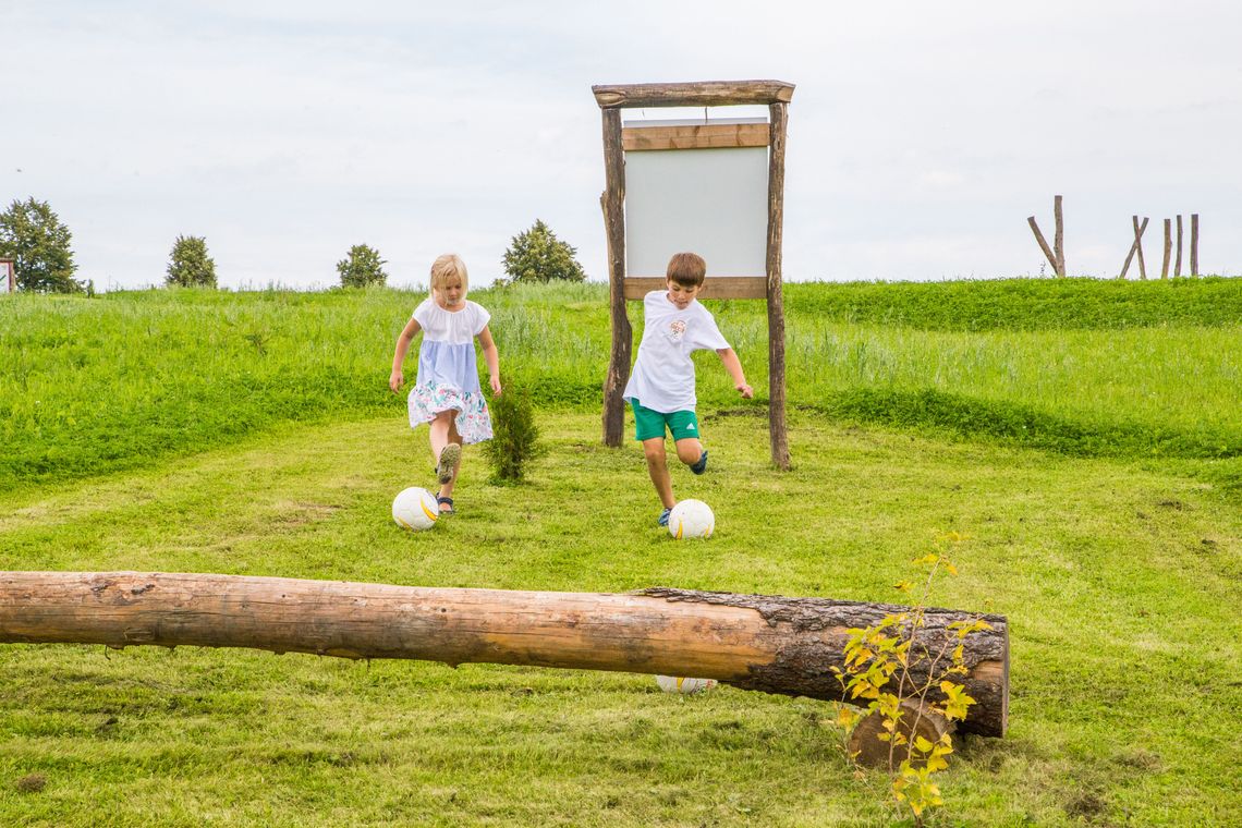 Abschlag für die ganze Familie: Fußballgolf am Faaker See