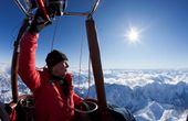 Schwerelos über verschneiten Gipfeln