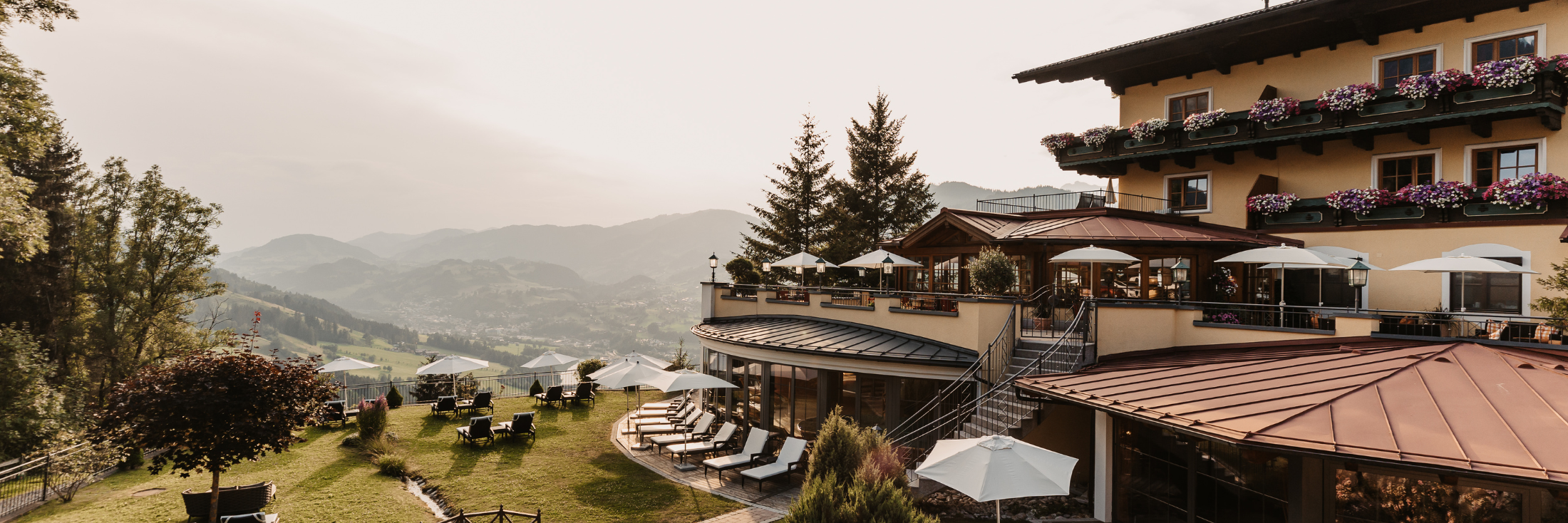 Gut Berg – Familienurlaub zwischen Ponyhof und Panoramapool Gut Berg – Familienurlaub zwischen Ponyhof und Panoramapool