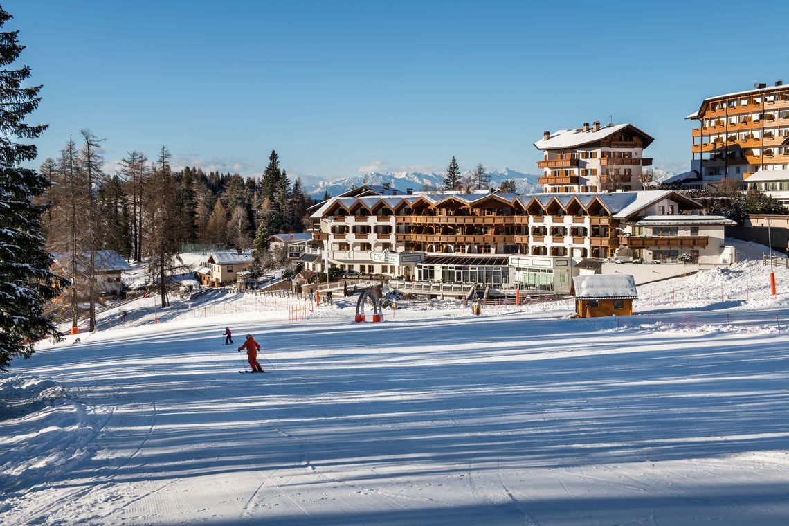 Sonnenskilauf vor traumhafter Dolomiten-Kulisse