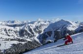 Sonnenskilauf vor traumhafter Dolomiten-Kulisse