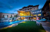 Kinderrutsche und Adults Only (!!) mit Thermalpool an der Piste