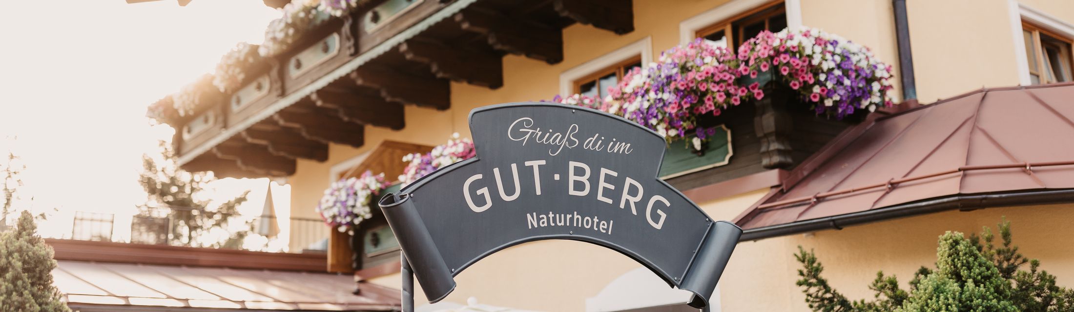Gut Berg – Familienurlaub zwischen Ponyhof und Panoramapool Gut Berg – Familienurlaub zwischen Ponyhof und Panoramapool