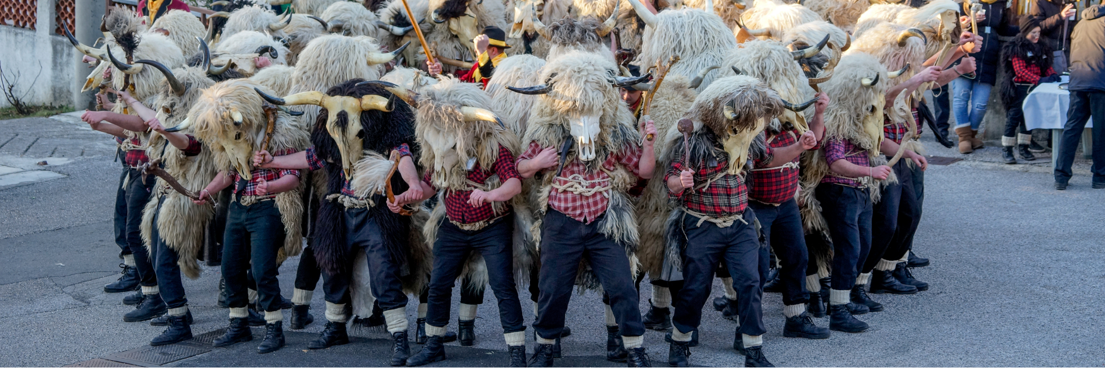 Die Glöckner im Kvarner: Mit Fellkostüm und Tiermasken durch den Karneval Die Glöckner im Kvarner: Mit Fellkostüm und Tiermasken durch den Karneval